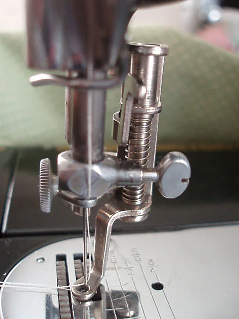 Singer Featherweight 222K Embroidery & Darning Foot (Vintage Original) - Image 4