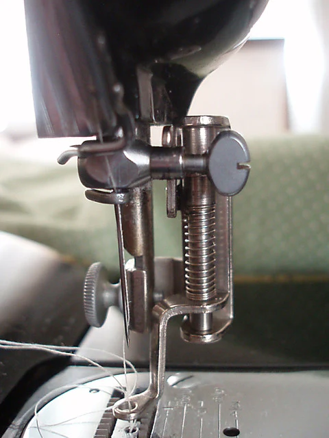 Singer Featherweight 222K Embroidery & Darning Foot (Vintage Original) - Image 5